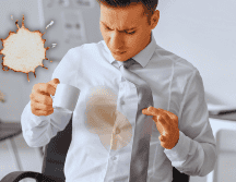 Sabemos lo difícil que puede ser eliminar el rastro de esta deliciosa y clásica bebida de tus prendas favoritas. ESPECIAL / CANVA