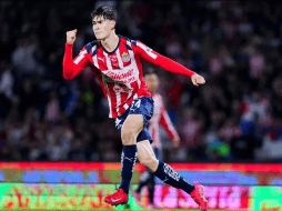 El delantero mostró alegría por recibir un objeto relacionado con sus gustos personales, dejando ver su lado más fanático de la cultura anime. IMAGO7