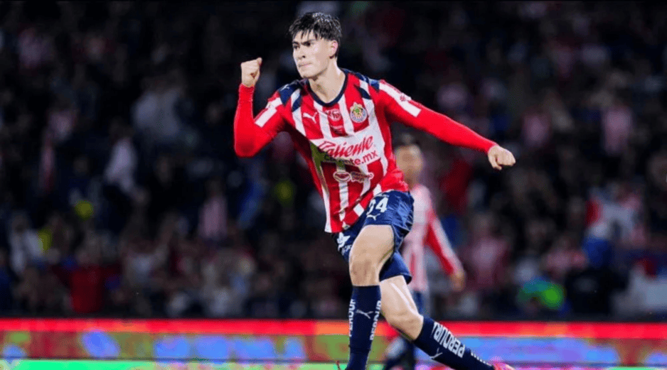 El delantero mostró alegría por recibir un objeto relacionado con sus gustos personales, dejando ver su lado más fanático de la cultura anime. IMAGO7