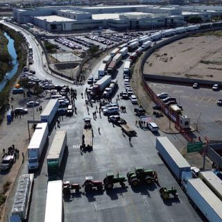 Bloqueos continúan tras seis horas de diálogo entre transportistas y autoridades