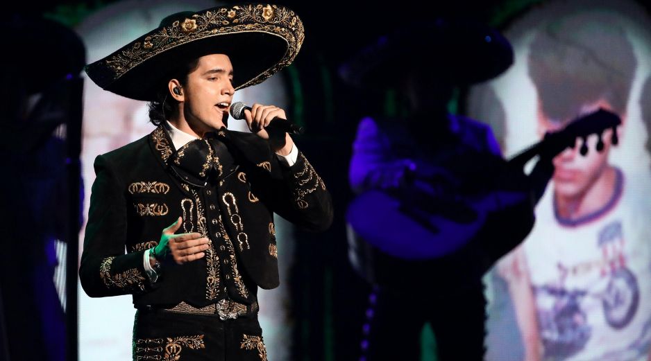 Alex señaló que, aunque antes de sus shows Alejandro suele beber una copa de alcohol o, en su defecto, una taza de té, esto no afecta su desempeño en el escenario. AFP / ARCHIVO