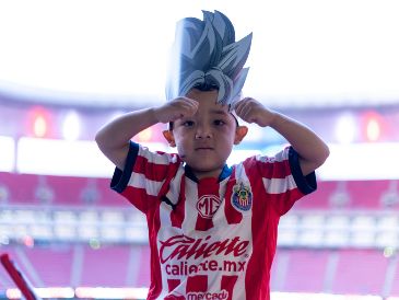 El fanatismo por Dragon Ball de la "Hormiga" pudo hacerse presente en las gradas con miles de pelucas de cartón del icónico peinado de Goku. IMAGO7.