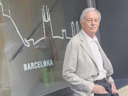 El escritor español, Eduardo Mendoza, posa durante la presentación de su novela “El rey recibe”, en Barcelona. AFP