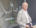 El escritor español, Eduardo Mendoza, posa durante la presentación de su novela “El rey recibe”, en Barcelona. AFP