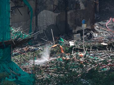 Los equipos estaban priorizando las viviendas desde las cuales recibieron más de dos docenas de llamadas de auxilio, pero a las que no pudieron llegar. EFE/M. JAMES