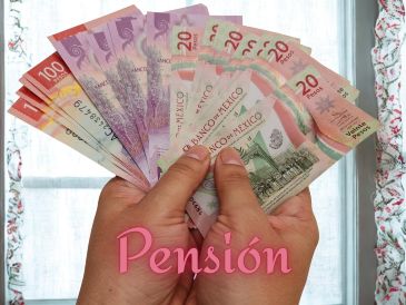 Mientras un grupo recibe su depósito antes del fin de mes de noviembre, otro deberá esperar al lunes para recibir su dinero del mes de diciembre. ESPECIAL / CANVA