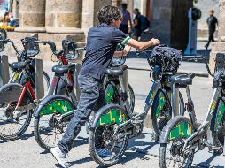 Personal de MiBici revisa y prepara para su reincorporación una de las bicicletas recuperadas durante los operativos recientes. EL INFORMADOR/ A. Navarro