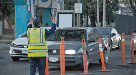Aunque la ley no prohíbe la circulación de automotores con placas foráneas, establece que todos los vehículos deben cumplir con los requisitos para circular. ESPECIAL