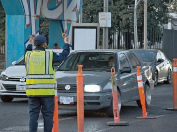 Aunque la ley no prohíbe la circulación de automotores con placas foráneas, establece que todos los vehículos deben cumplir con los requisitos para circular. ESPECIAL