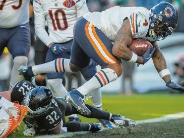 Chicago sumó más de 280 yardas terrestres ante unos Eagles que están en crisis. AP