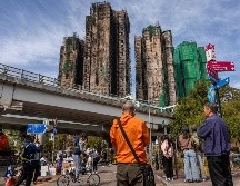 Imagen de los alrededores de las torres carbonizadas, que acogían unas 2 mil viviendas. AFP / D. De La Rey
