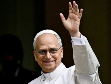 Grupos reducidos de personas se congregaron en los alrededores del aeródromo para darle la bienvenida. EFE / ARCHIVO