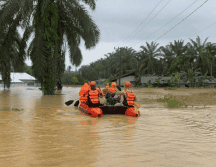 Los tres países han activado amplios operativos de emergencia con apoyo militar y civil, mientras aumenta la llegada de ayuda internacional para reforzar las labores de rescate. EFE/EPA/Basarnas