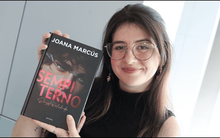 Joana Marcús, como mujer joven en el mundo literario, sabe que su presencia abre caminos para otras. EL INFORMADOR / A. Navarro