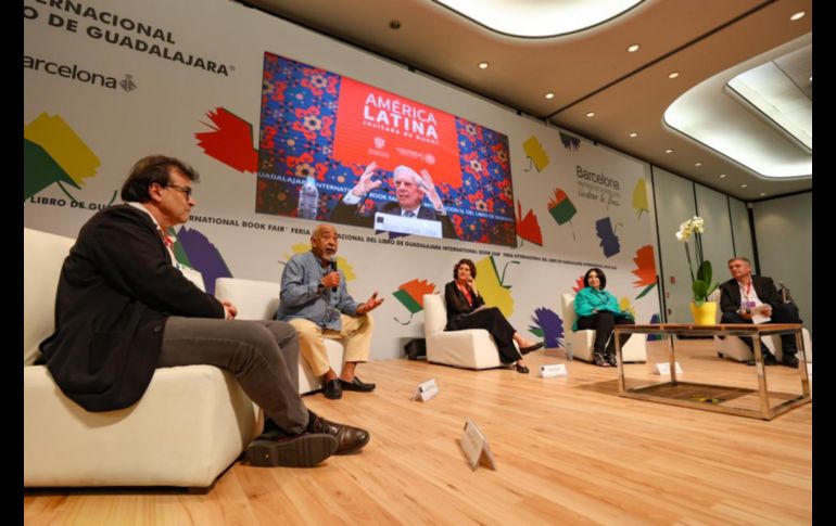 En la FIL Guadalajara se realizó la mesa “Homenaje a Mario Vargas Llosa: El privilegio de apagar la luz”, un encuentro en el que Javier Cercas, Leonardo Padura, Pilar Reyes y Marisol Schulz Manaut repasaron su relación profesional y personal con el autor. EL INFORMADOR / A. Navarro