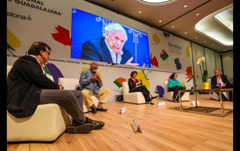 En la FIL Guadalajara se realizó la mesa “Homenaje a Mario Vargas Llosa: El privilegio de apagar la luz”, un encuentro en el que Javier Cercas, Leonardo Padura, Pilar Reyes y Marisol Schulz Manaut repasaron su relación profesional y personal con el autor. EL INFORMADOR / A. Navarro