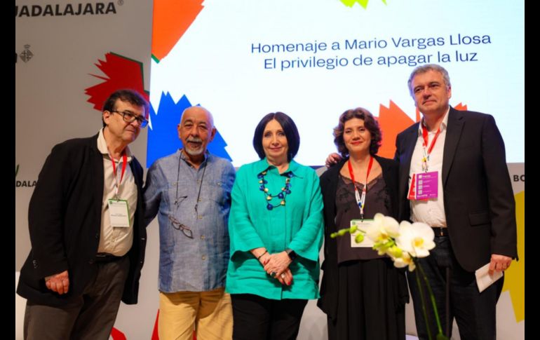 En la FIL Guadalajara se realizó la mesa “Homenaje a Mario Vargas Llosa: El privilegio de apagar la luz”, un encuentro en el que Javier Cercas, Leonardo Padura, Pilar Reyes y Marisol Schulz Manaut repasaron su relación profesional y personal con el autor. EL INFORMADOR / A. Navarro