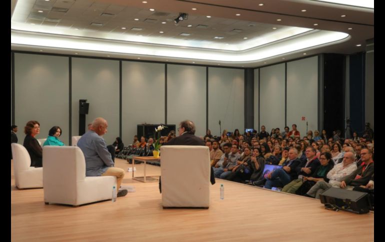 En la FIL Guadalajara se realizó la mesa “Homenaje a Mario Vargas Llosa: El privilegio de apagar la luz”, un encuentro en el que Javier Cercas, Leonardo Padura, Pilar Reyes y Marisol Schulz Manaut repasaron su relación profesional y personal con el autor. EL INFORMADOR / A. Navarro