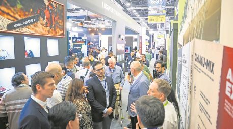 Visitantes recorren los pasillos de Expo Guadalajara durante una jornada dedicada a la industria turística. EL INFORMADOR/ Archivo
