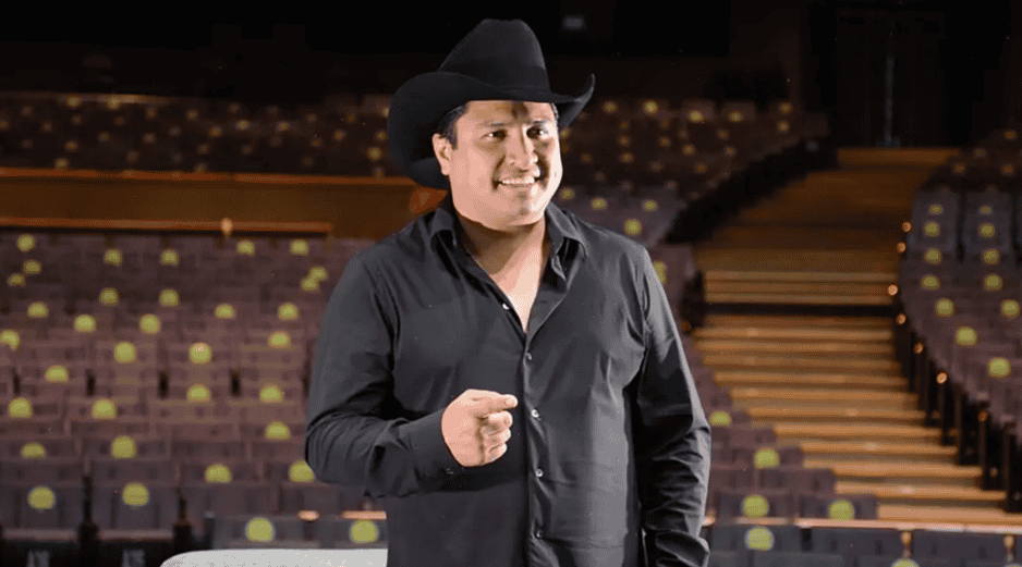 Reacción de Julión Álvarez tras lanzarle celulares al escenario. EFE / ARCHIVO