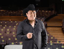 Reacción de Julión Álvarez tras lanzarle celulares al escenario. EFE / ARCHIVO