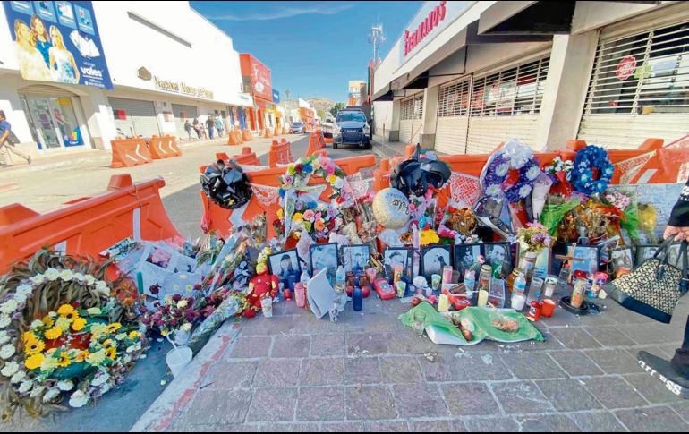 Rinden homenaje con altar dedicado a las 24 víctimas del incendio en Waldo’s Hermosillo, un mes después del siniestro. EL UNIVERSAL