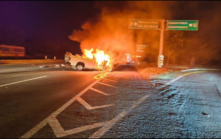 La Coordinación de Protección Civil Estatal Clima cerró uno de los carriles en sentido Colima a Guadalajara para realizar las maniobras de atención del incidente. ESPECIAL / FACEBOOK Protección Civil Estatal Colima