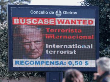 El Ayuntamiento de Oleiros ha colocado en el pueblo un anuncio en el qe solicita la captura de Donald Trump. EFE / Cabalar