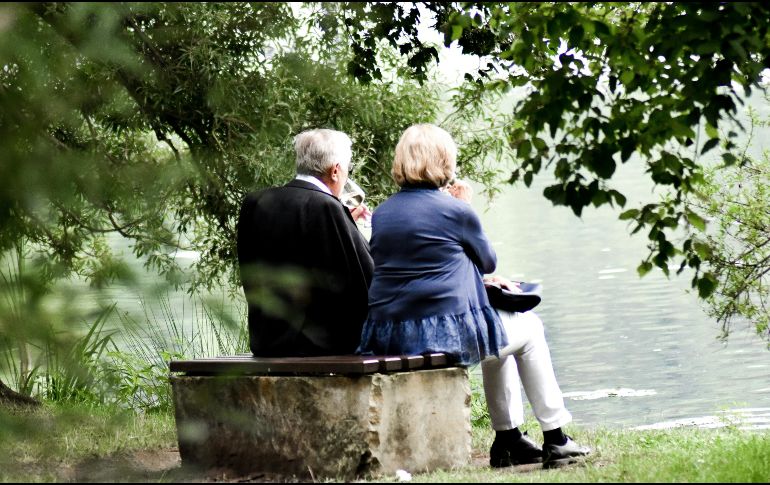 La mayoría de las personas mayores mantiene un nivel satisfactorio de bienestar; sin embargo, hay algunas excepciones. UNSPLASH / S. MIEKE