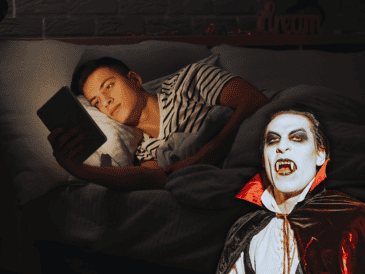 El término "vamping" proviene de la palabra "vampiro" y se refiere al hábito de permanecer despierto durante la noche usando dispositivos electrónicos. ESPECIAL / CANVA