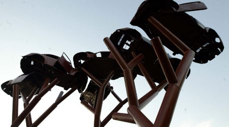 La increíble y enorme escultura está hecha de partes de automóviles Volkswagen. EL INFORMADOR/ARCHIVO