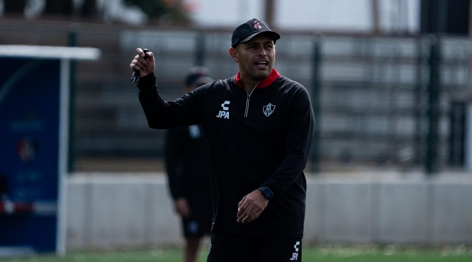 Juan Pablo Alfaro Guzmán asume el reto de dirigir a las Rojinegras como sucesor de Roberto Medina. CORTESÍA.