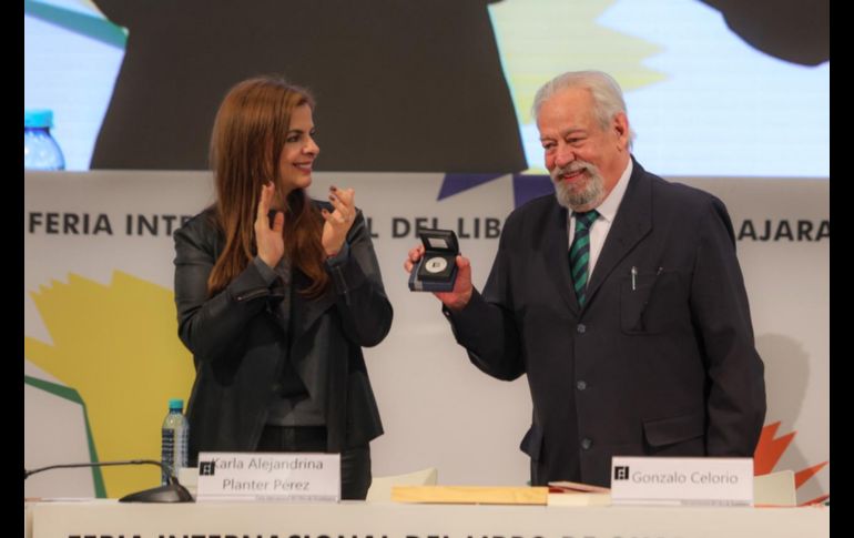 La rectora general de la UdeG, Karla Planter, fue la encargada de entregar la medalla y el reconocimiento. EL INFORMADOR/A.NAVARRO