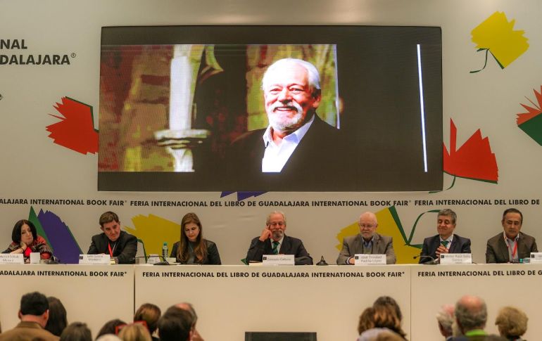 La rectora general de la UdeG, Karla Planter, fue la encargada de entregar la medalla y el reconocimiento. EL INFORMADOR/A.NAVARRO