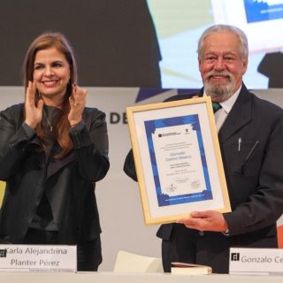 Gonzalo Celorio recibe el Homenaje al Bibliófilo José Luis Martínez