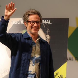 Gael García Bernal presenta sus proyectos sonoros ante sala llena en la FIL Guadalajara