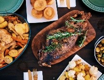 Incluso cuando la cena incluye guisos tradicionales, conviene elegir versiones más simples o ligeras. UNSPLASH