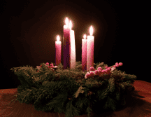 Durante estas semanas, la Corona de Adviento se convierte en un llamado a la oración y a la convivencia familiar, invitando a meditar y agradecer. ESPECIAL