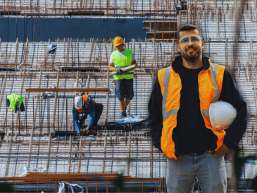 El cambio a la jornada laboral no implica reducción de sueldos, salarios o prestaciones, y también prohíbe que menores de edad trabajen horas extra. ESPECIAL / CANVA