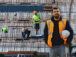 El cambio a la jornada laboral no implica reducción de sueldos, salarios o prestaciones, y también prohíbe que menores de edad trabajen horas extra. ESPECIAL / CANVA