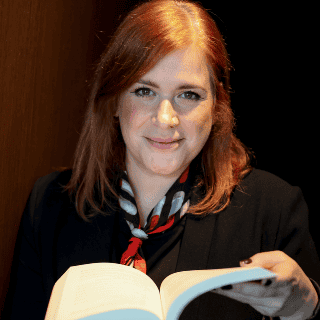 "Para escribir hay que vivir": Elísabet Benavent presenta 'Esnob' en la FIL