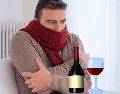 Beber alcohol cuando hace frío para intentar calentarnos produce el efecto contrario. ESPECIAL / CANVA