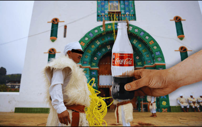 A finalizar los años 70 del siglo pasado, las comunidades de Los Altos de Chiapas incorporaron el refresco de Cola en su vida cotidiana. AFP / ARCHIVO