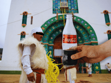A finalizar los años 70 del siglo pasado, las comunidades de Los Altos de Chiapas incorporaron el refresco de Cola en su vida cotidiana. AFP / ARCHIVO