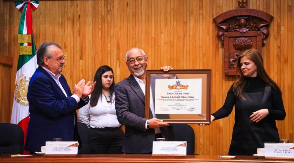 La ceremonia inició con una revisión sintética de su trayectoria: nacido en 1955 en una familia de origen humilde, Padura creció en un ambiente marcado por los cambios de la Revolución cubana. EL INFORMADOR / J. ACOSTA