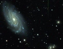 La gran galaxia brillante, llamada NGC 6070, se encuentra en la constelación de la Serpiente. Se aleja de la Tierra a una velocidad de unos 2000 kilómetros por segundo. CLASSIC.SDSS.ORG / ARCHIVO