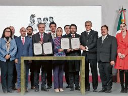 La Presidenta Claudia Sheinbaum aseguró que el incremento al salario mínimo, y la meta de que éste alcance el valor de 2.5 canastas básicas, no responde a decisiones improvisadas, sino a estudios técnicos y al consenso entre especialistas, empresarios, sindicatos y el Gobierno federal. ESPECIAL