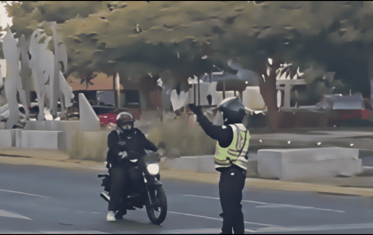 Tras el impacto registrado esta madrugada en López Mateos y Avenida México, el semáforo quedó fuera de funcionamiento. ESPECIAL / POLICÍA VIAL JALISCO