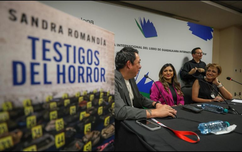 Sandra Romandía (rosa) durante la presentación de “Testigos del horror” en la FIL 2025. EL INFORMADOR / A. Navarro