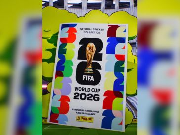 La emoción por el Mundial de Futbol de 2026 ya comienza a sentirse en el ambiente, y para aderezar la espera, Panini reveló ayer una de las portadas oficiales que tendrá el álbum de estampas. ESPECIAL / FACEBOOK, Panini America